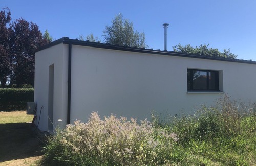 La Chevroliere House | Cozy Retreat in the Nantes Countryside with Lake Views
