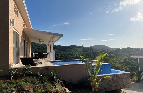 Jonesville House | Tranquil Retreat by Camp Bay: Nature's Paradise Awaits