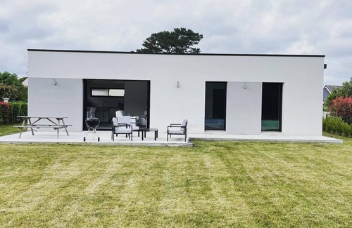 Nevez House | Cozy Retreat Steps from Port-Manec'h Beach with Kitchen
