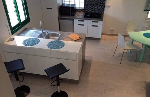 Le Bouscat House | Convenient Two-Room Hotel Near Transport with Breakfast