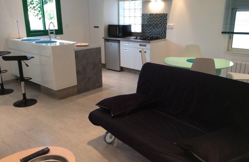Le Bouscat House | Convenient Two-Room Hotel Near Transport with Breakfast