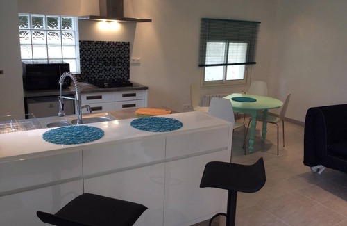 Le Bouscat House | Convenient Two-Room Hotel Near Transport with Breakfast