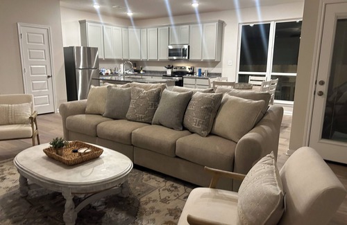 College Station House | New! Howdy Haus 5 miles from Kyle Field! Cozy 4-bedroom house