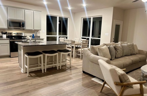 College Station House | New! Howdy Haus 5 miles from Kyle Field! Cozy 4-bedroom house