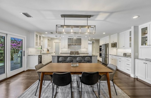 Countryside House | NEW I Above Austin Metro | 5 mi to downtown | Sleeps 14 I Services