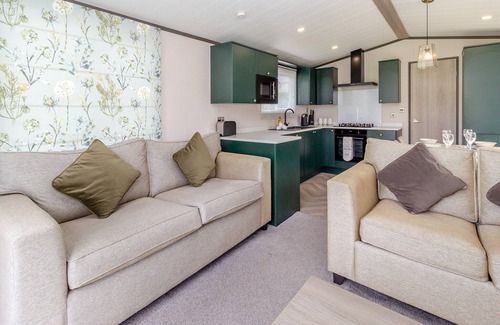 Congleton Cabin | New Lodge: Family-Friendly Retreat with Spa and Hot Tub