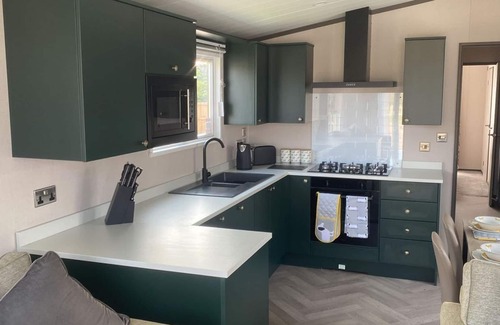 Congleton Cabin | New Lodge: Family-Friendly Retreat with Spa and Hot Tub