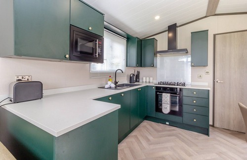 Congleton Cabin | New Lodge: Family-Friendly Retreat with Spa and Hot Tub
