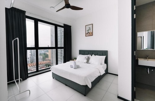 George Town Apartment | Relaxing Stay with Infinity Pool & 3 Bedrooms for Families