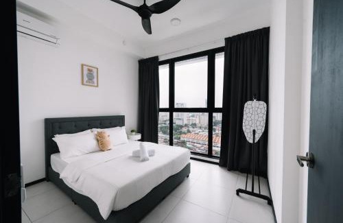 George Town Apartment | Relaxing Stay with Infinity Pool & 3 Bedrooms for Families