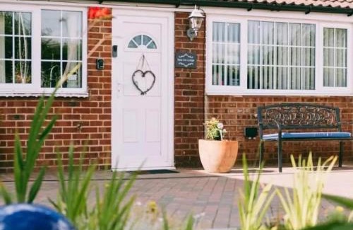 East Dereham Apartment | Discover New Inn Lodge: Pet-Friendly Getaway near Dereham