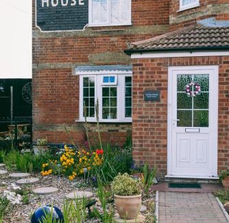 East Dereham Apartment | Discover New Inn Lodge: Pet-Friendly Getaway near Dereham