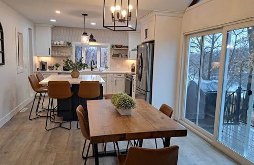 Dent House | Guest Favorite: Island View Lakehouse with Ocean & Lake Views
