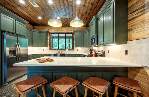 Pickens Cabin | *NEW* Jam, Swim, Play | Pool+Arcade+Playground+HotTub