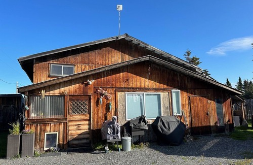 Kenai Cabin | Idyllic Kenai Beachfront Cabin 5: Steps from Fishing & Town