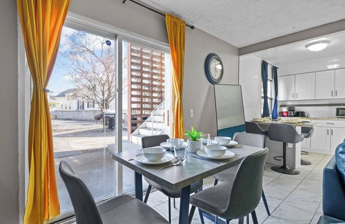 Silver Lake Apartment | NEW! King Bed, Mins to Dwntwn, Living Room Suite, Lrg Groups