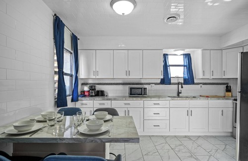 Silver Lake Apartment | NEW! King Bed, Mins to Dwntwn, Living Room Suite, Lrg Groups