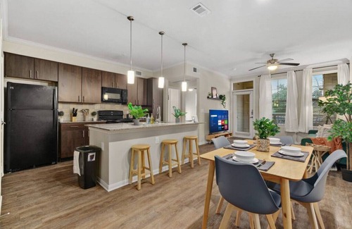 Lazybrook/Timbergrove Apartment | Trendy King Bed 1 BR Resort with Pool & Breakfast Included