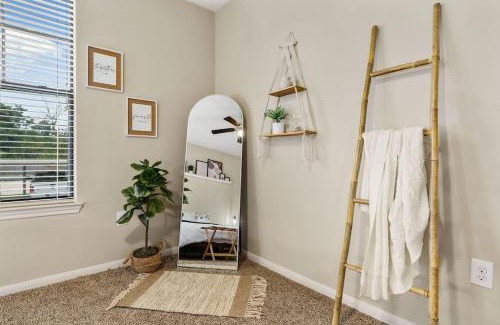 Lazybrook/Timbergrove Apartment | Trendy 1 BR Resort with Pool & Ocean View - Rated 9.2/10