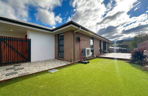 Kingston House | Family-Friendly Stay at New Kingston Trampoline House