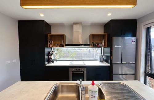 Kingston House | Family-Friendly Retreat at New Kingston Trampoline House
