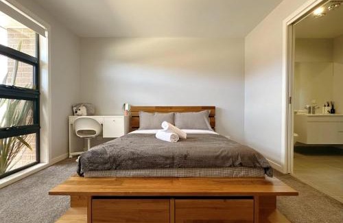 Kingston House | Family-Friendly Retreat at New Kingston Trampoline House