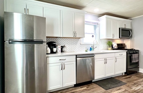 Englewood House | Cozy Kitchen Retreat at The Uptown Collective - Guest Rated 8/10