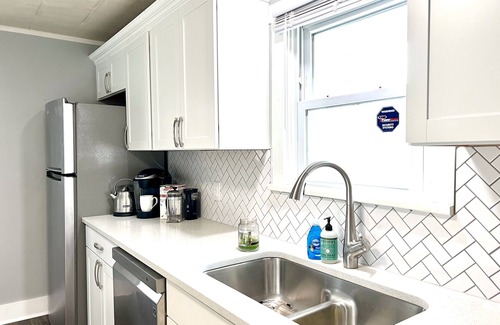 Englewood House | Cozy Kitchen Retreat at The Uptown Collective - Guest Rated 8/10