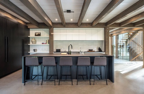 Mont-Tremblant House | Relaxing Lagom Tyst Chalet with Hot Tub Near the Resort