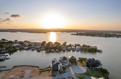 Granite Shoals House | New Lake Retreat Sleep 17 Poolspagameroomview