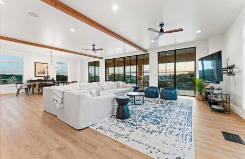 Granite Shoals House | New Lake Retreat Sleep 17 Poolspagameroomview