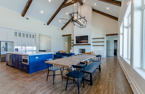 Smith County House | New Lakehouse Retreat with Pool, Spa & Golf Simulator