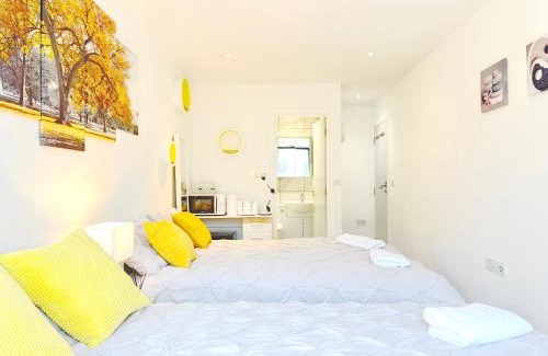Angel Apartment | Spacious 3 Bed Apartment in Angel - Rated 10/10, Sleeps 12
