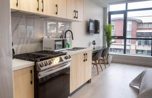 South Newton Condo | New Large Studio 2 beds + Free Parking