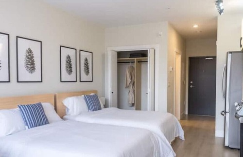 South Newton Condo | New Large Studio 2 beds + Free Parking