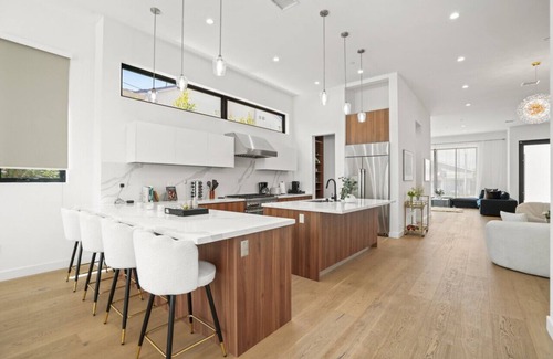 McLaughlin House | Elegant 3Bd Family Home in MarVista with Oceanfront Views