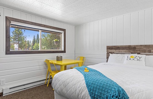 West Yellowstone Hotel | Cozy New Lazy Duck Inn #17 with Breakfast & Kitchen Access