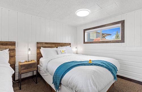 West Yellowstone Hotel | Cozy New Lazy Duck Inn #17 with Breakfast & Kitchen Access