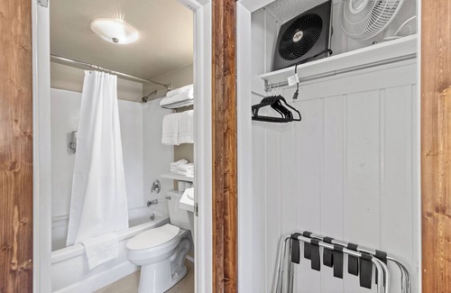 West Yellowstone Hotel | Cozy New Lazy Duck Inn #17 with Breakfast & Kitchen Access