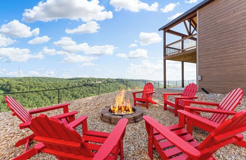 Kimberling City Cabin | Unwind at LAZY RIVER: Lake View & Private Hot Tub Retreat