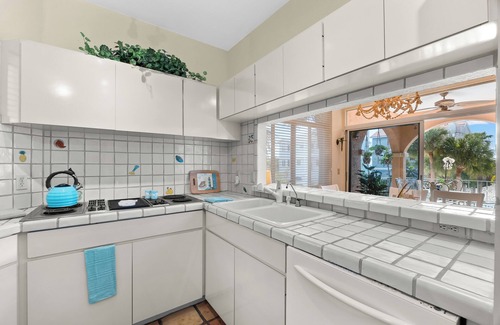 Siesta Key Village Condo | New listing 1/2 Block From Siesta key Village & The Beach!