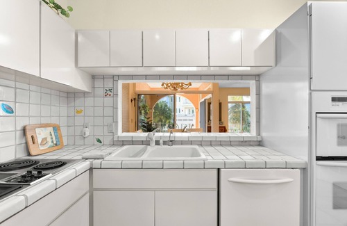 Siesta Key Village Condo | New listing 1/2 Block From Siesta key Village & The Beach!