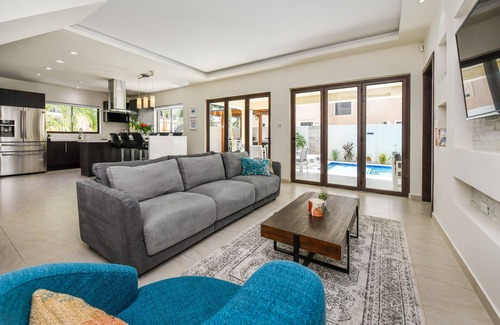 Gold Coast House | Exceptional 3BR Villa with Private Pool & Ocean Views