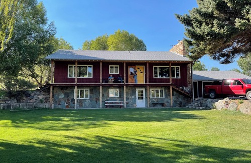 Wolf Creek House | Inviting 4 BR Private Retreat with Spa & Hot Tub for 12