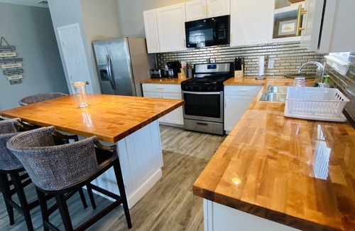 Milneburg House | New Listing: 3 Bedroom Retreat with Lake Views