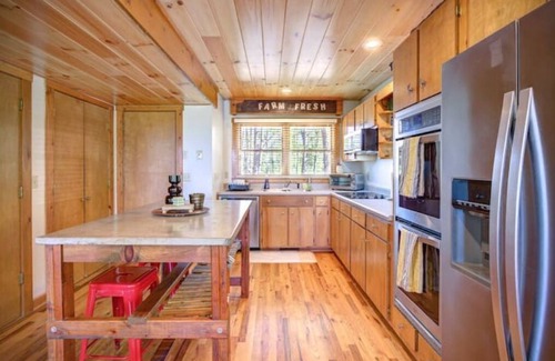 Fleetwood Cabin | Mountain View Cabin in Fleetwood Falls - Rated 10/10!