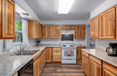 Mapleton House | Scenic Riverfront Retreat with Hot Tub & Family-Friendly Amenities