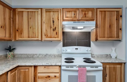 Mapleton House | Scenic Riverfront Retreat with Hot Tub & Family-Friendly Amenities