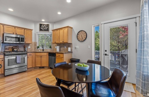 Southern Crossing House | New Listing! Blocks from Old Mill District| Fireplace | Desk | Patio | Garage