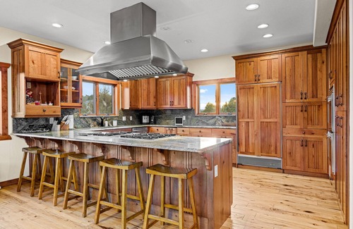 Panguitch Cabin | Discover Comfort at Bryce Luxury Lodge with Spa & Hot Tub